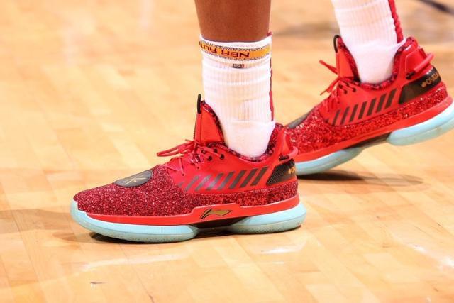 亚马尔与19岁女网红购物被偷拍 她有140多万粉丝